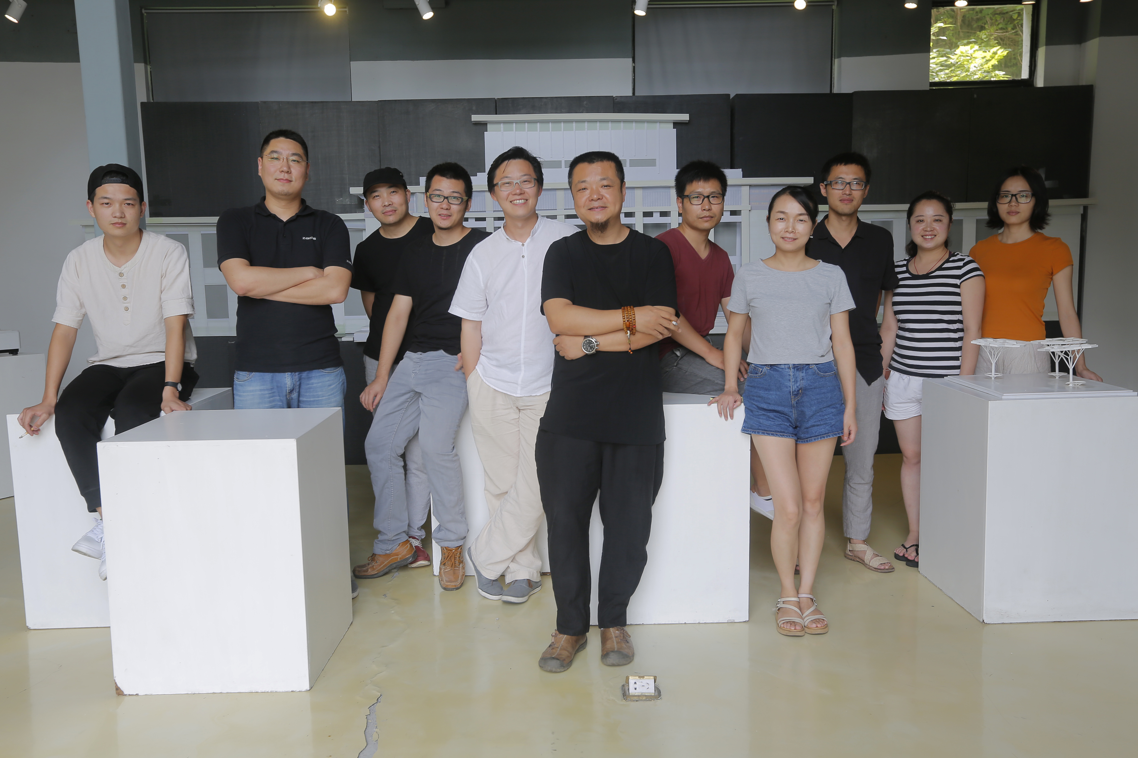 鄭靖（中）和“Z軸空間藝術工作室”成員合影--孫瀟娜 攝影.JPG