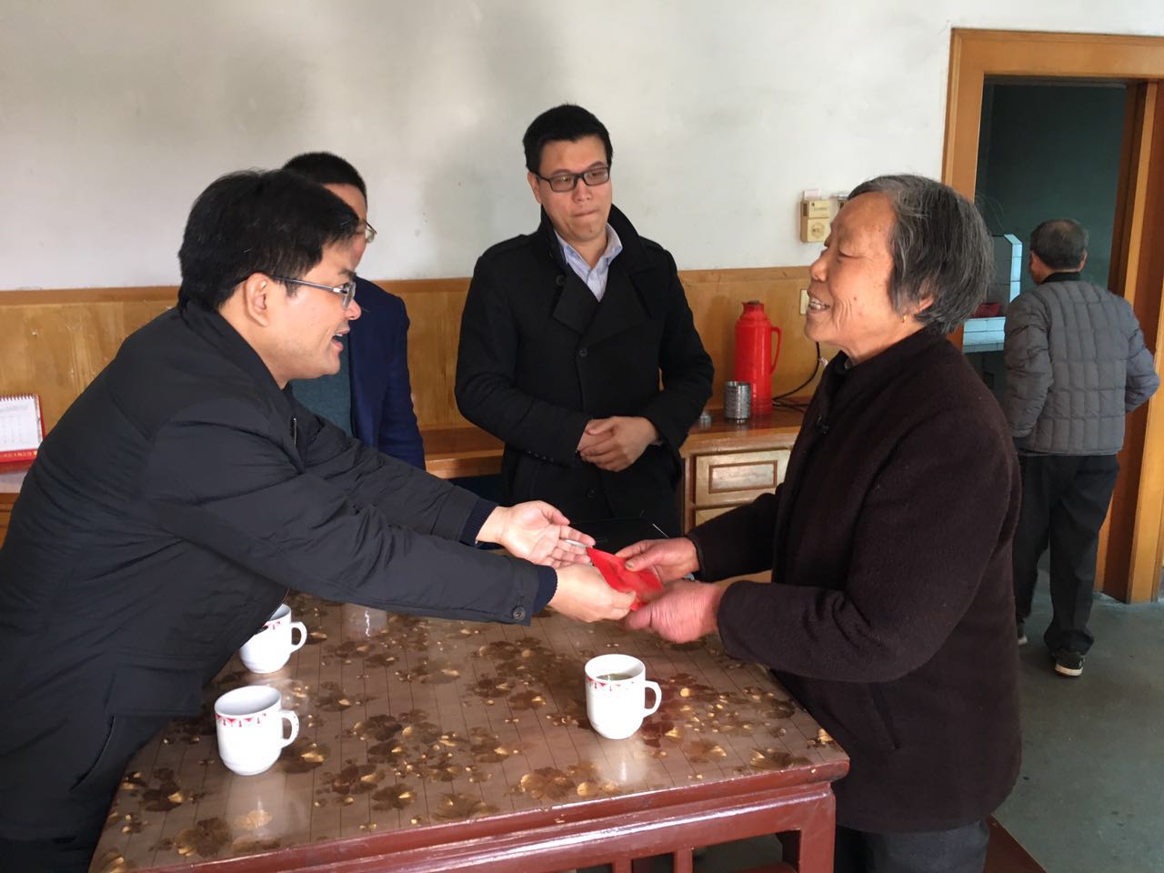 1-李志龍副部長(zhǎng)走訪慰問(wèn)76歲困難老黨員.jpg