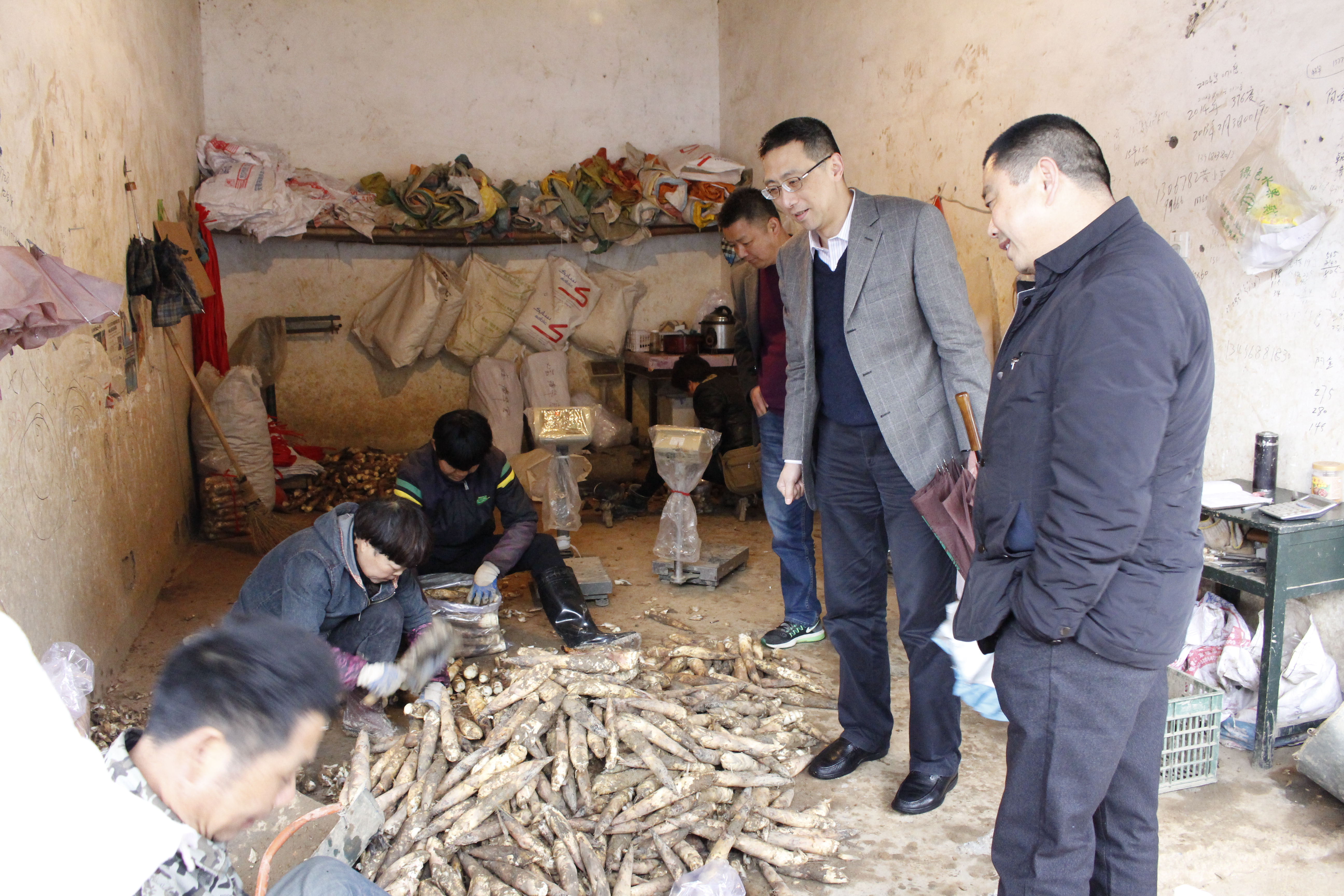 鈕俊局長(zhǎng)冒雨走訪臨安太湖源鎮(zhèn)青云村竹筍交易市場(chǎng).jpg