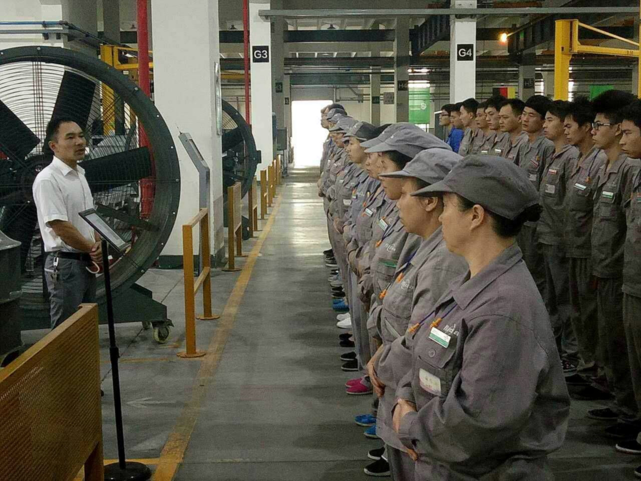7月19日早上7點，浙江億利達風機有限公司先鋒志愿者彭遠貴正在為裝配車間的同事們上“平安黨課”。.jpg