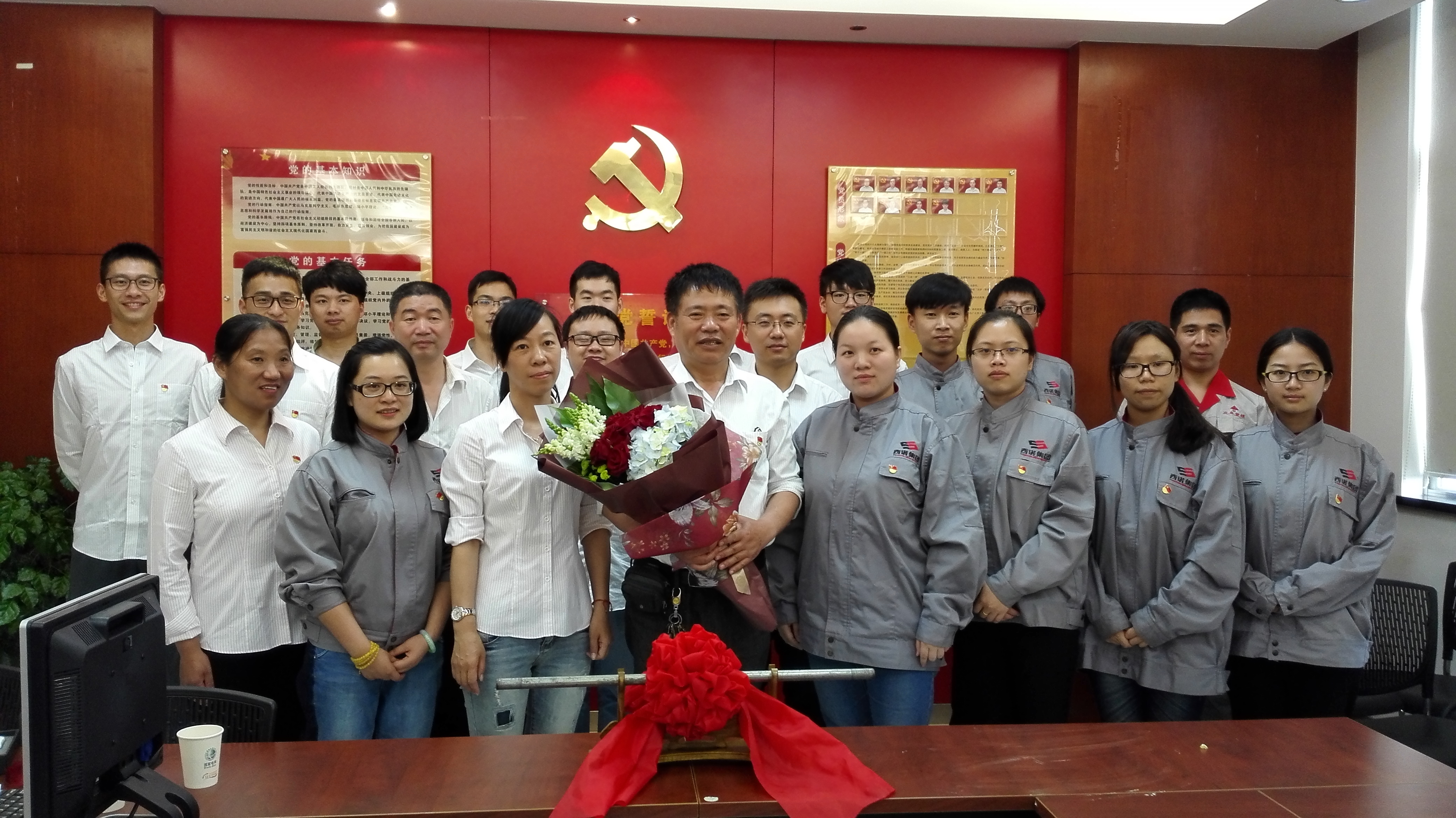 電力公司運(yùn)檢黨支部與小鎮(zhèn)黨員開展工匠心傳承聯(lián)合組織生活.JPG