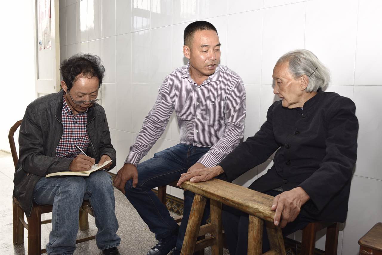 西坑畬族鎮(zhèn)讓川村支部書記葉建平走訪孤寡老人.jpg
