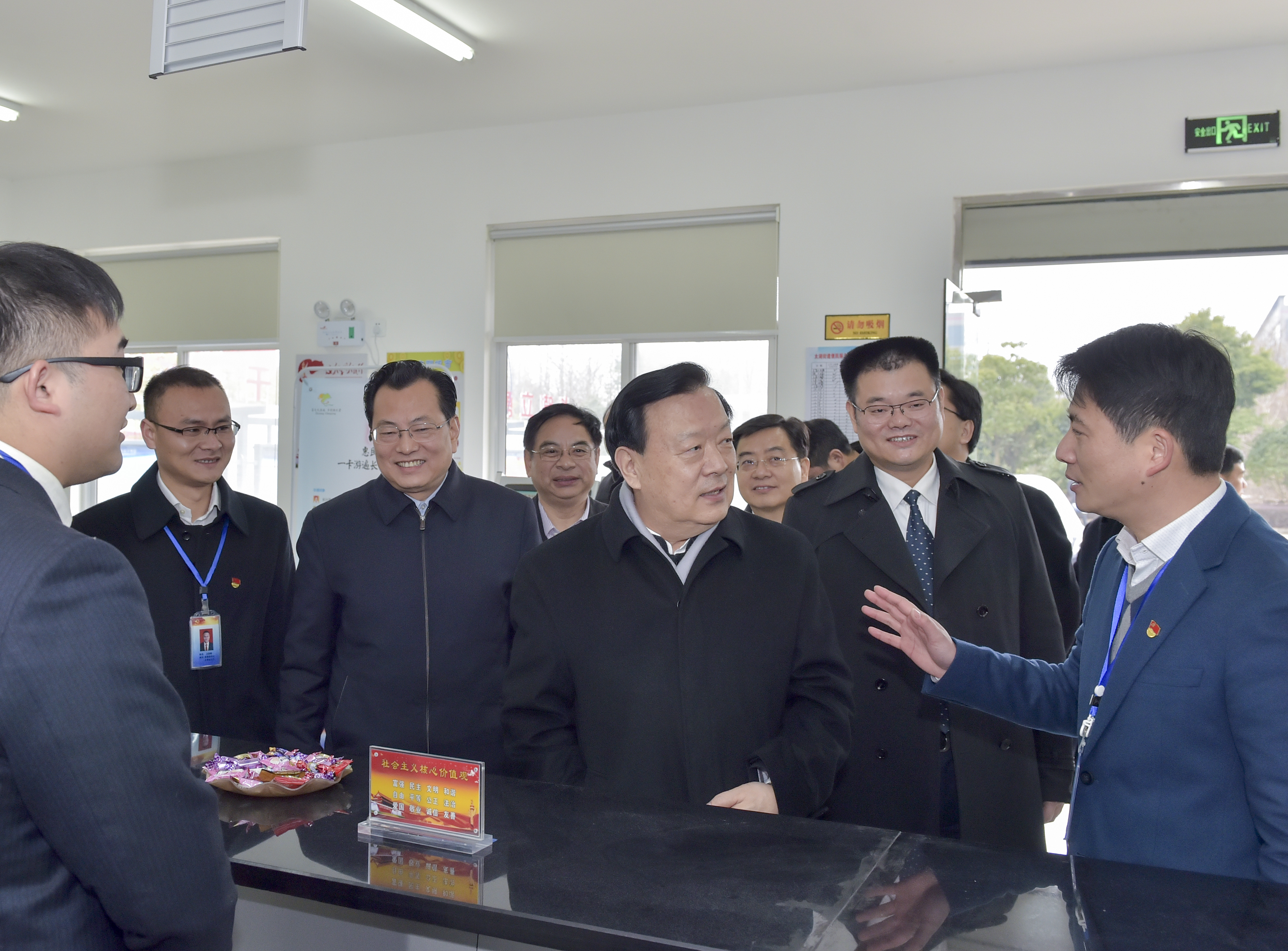 2月3日，省委書記夏寶龍來到湖州長興太湖街道，看望基層、信訪干部，了解新年基層工作開展情況。記者梁臻 攝.jpg