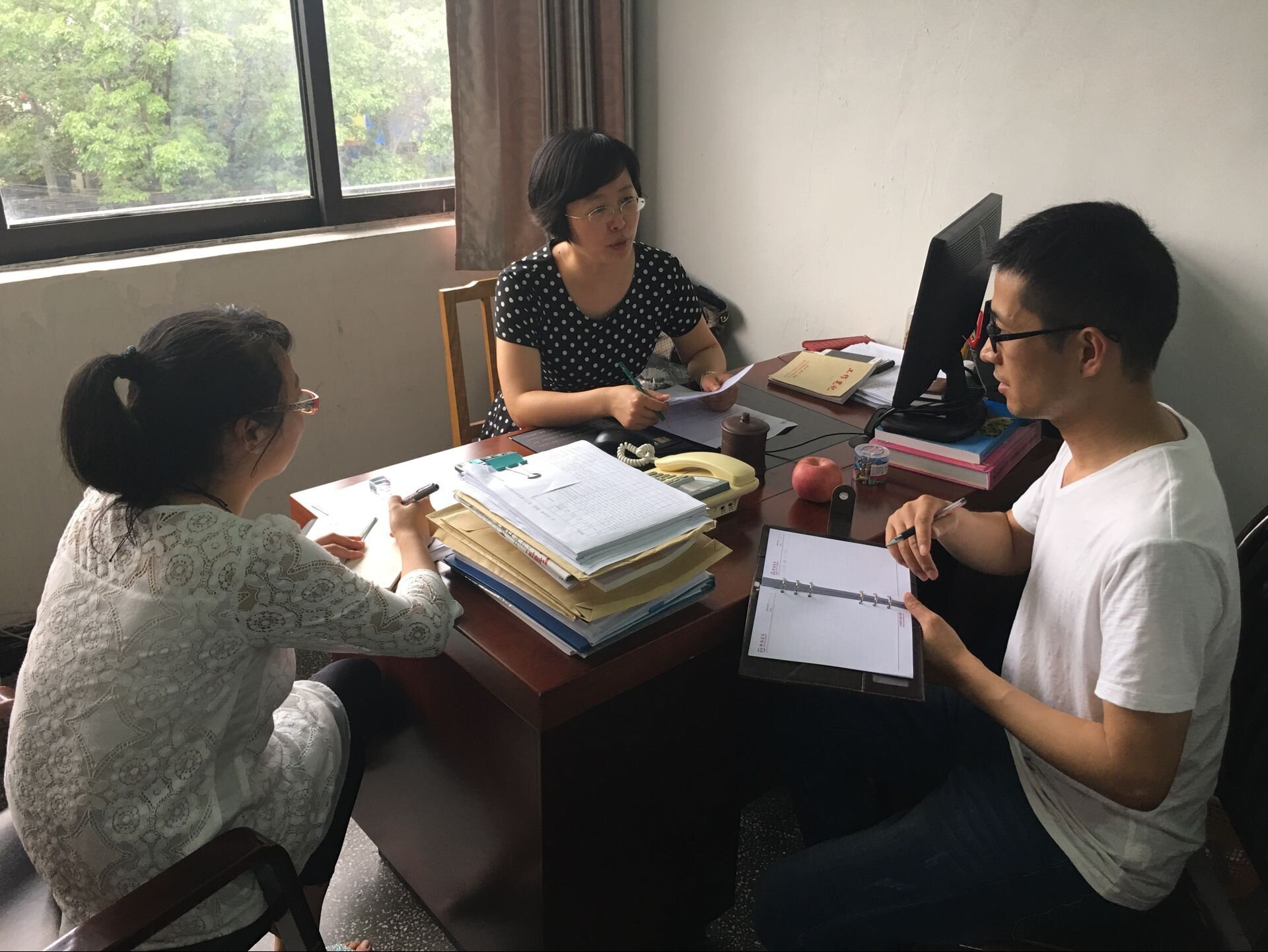 夏一飛（中）在商議基層黨建工作.jpg