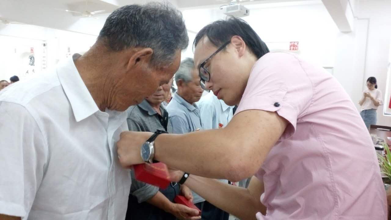 王李濤（右一）為老黨員佩戴黨齡50年紀(jì)念章。.JPG
