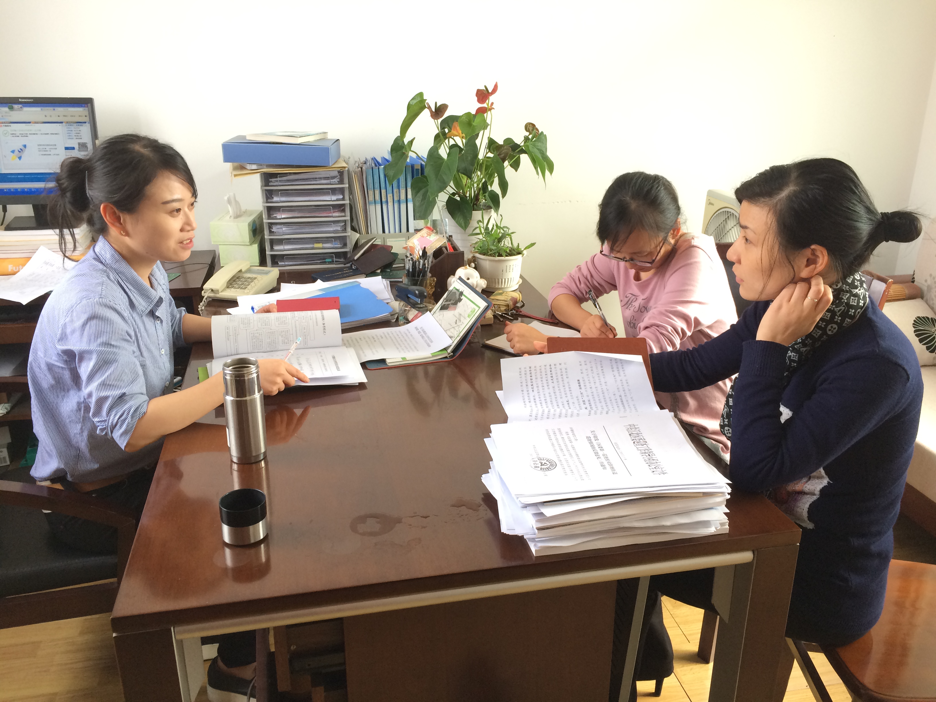 與機(jī)關(guān)干部進(jìn)行日常談話談心.JPG