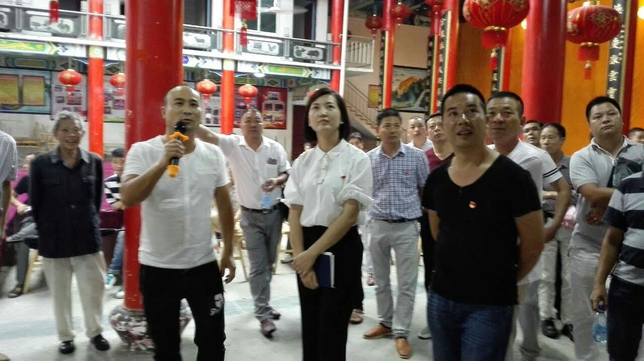 林小青（前排中）參加騰蛟鎮(zhèn)黨建現(xiàn)場(chǎng)會(huì)。.jpg