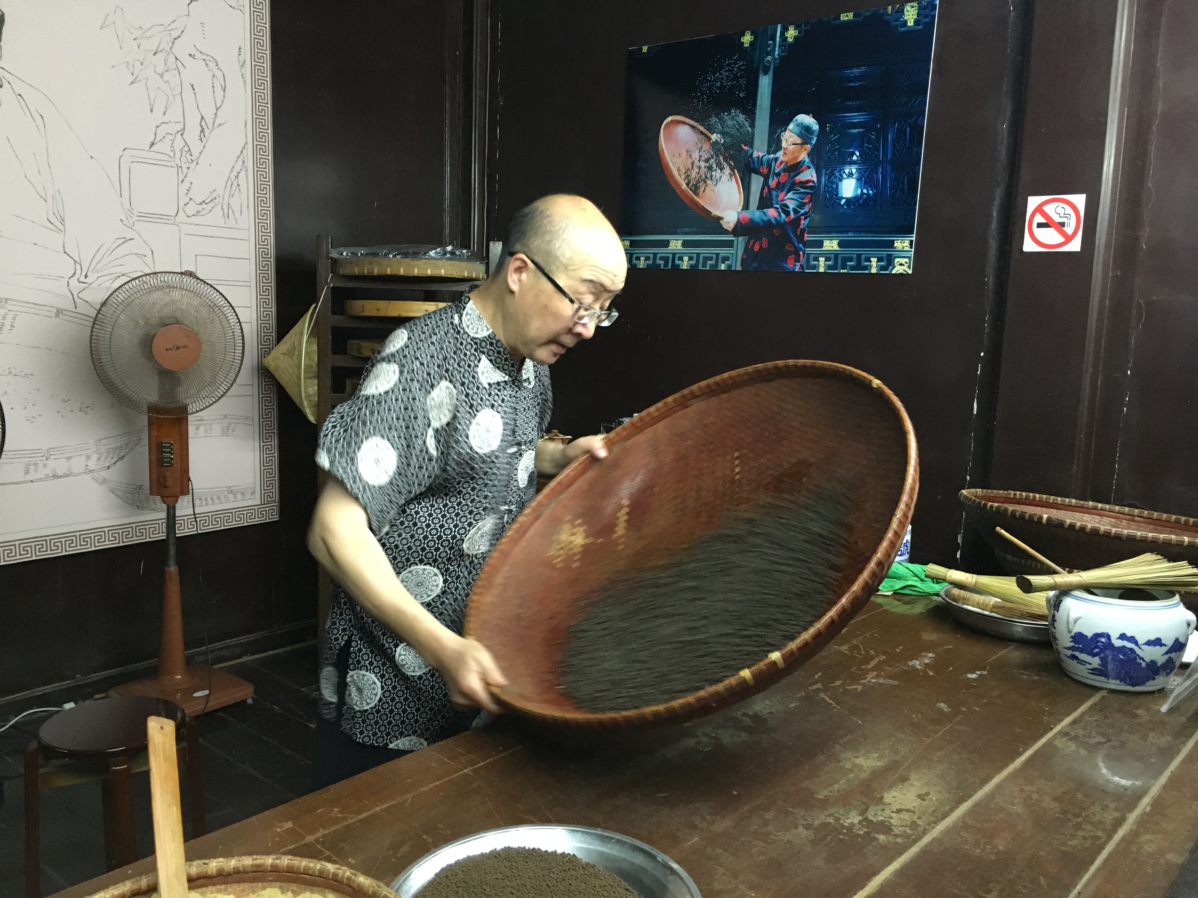 非遺傳承人丁光明制作消食保和丸.JPG