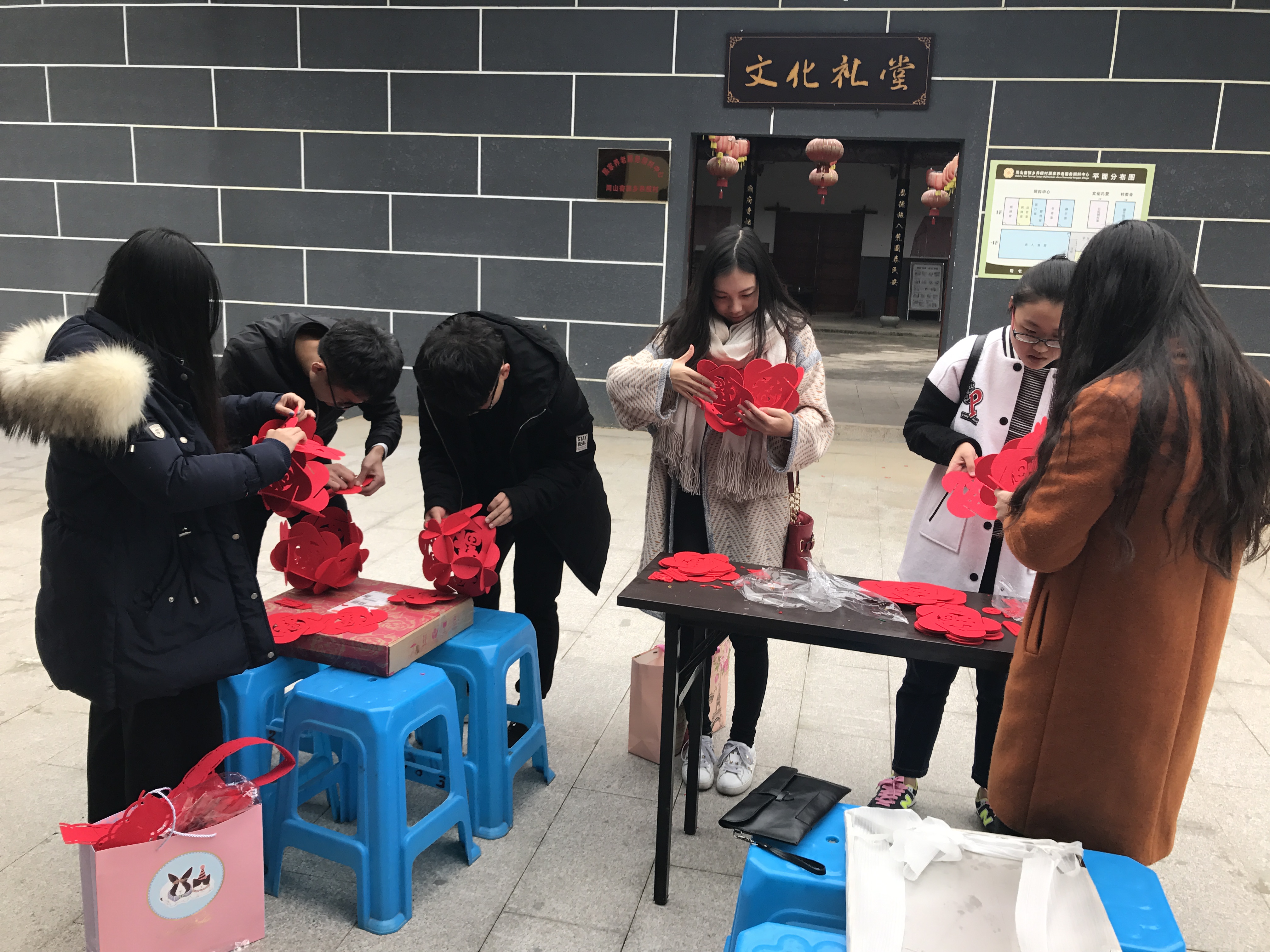 過新年兒、穿新衣，我為禮堂做“嫁衣兒”.jpg