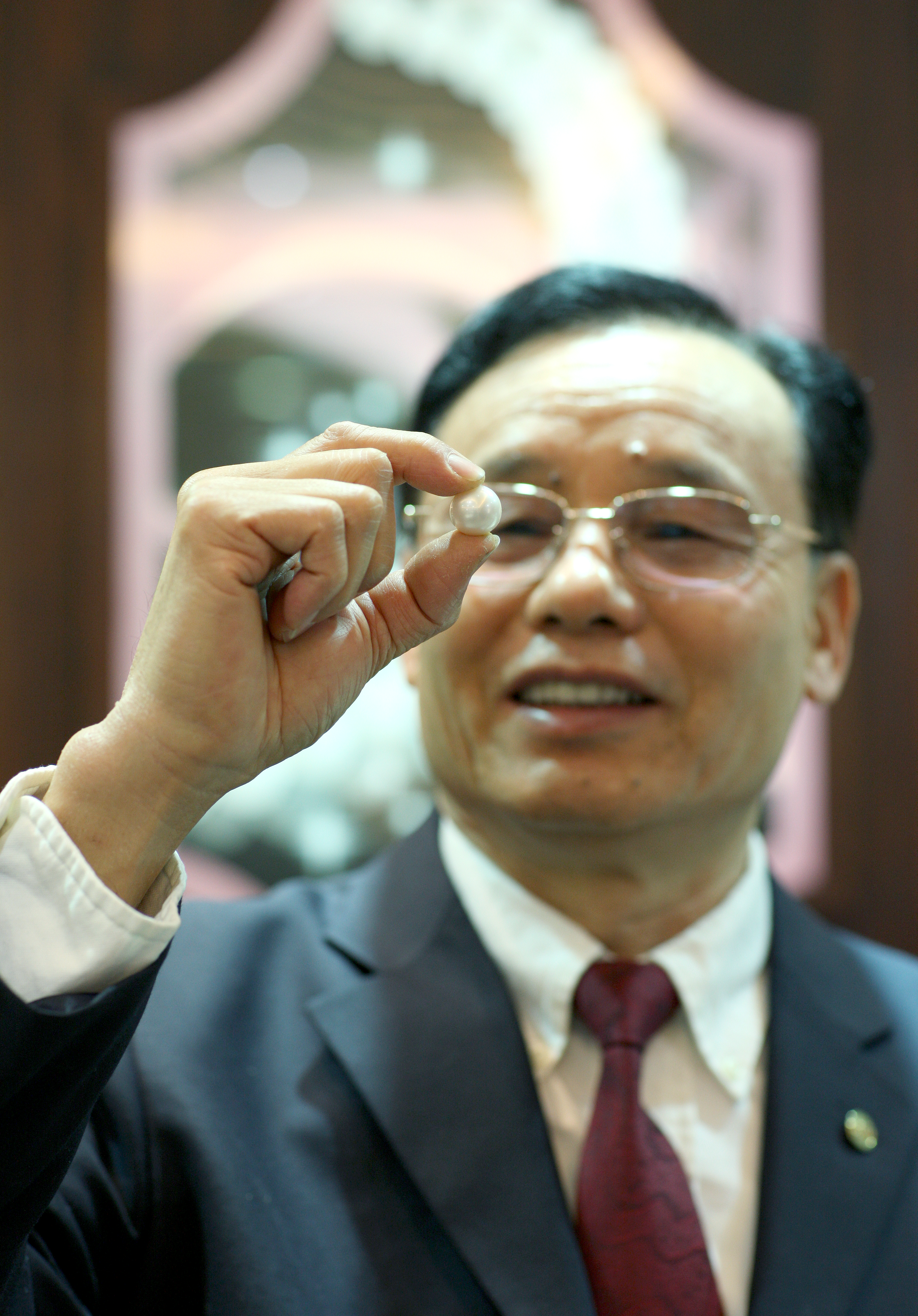 沈志榮 看珍珠.JPG