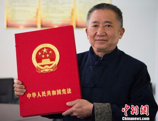 “世界最美的憲法”抄錄者張貽柱：從鄉(xiāng)村木匠變身書法名家
