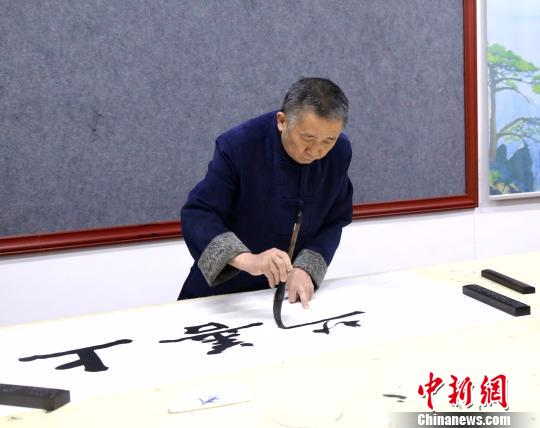 張貽柱在創(chuàng)作?！钚l(wèi)軍 攝