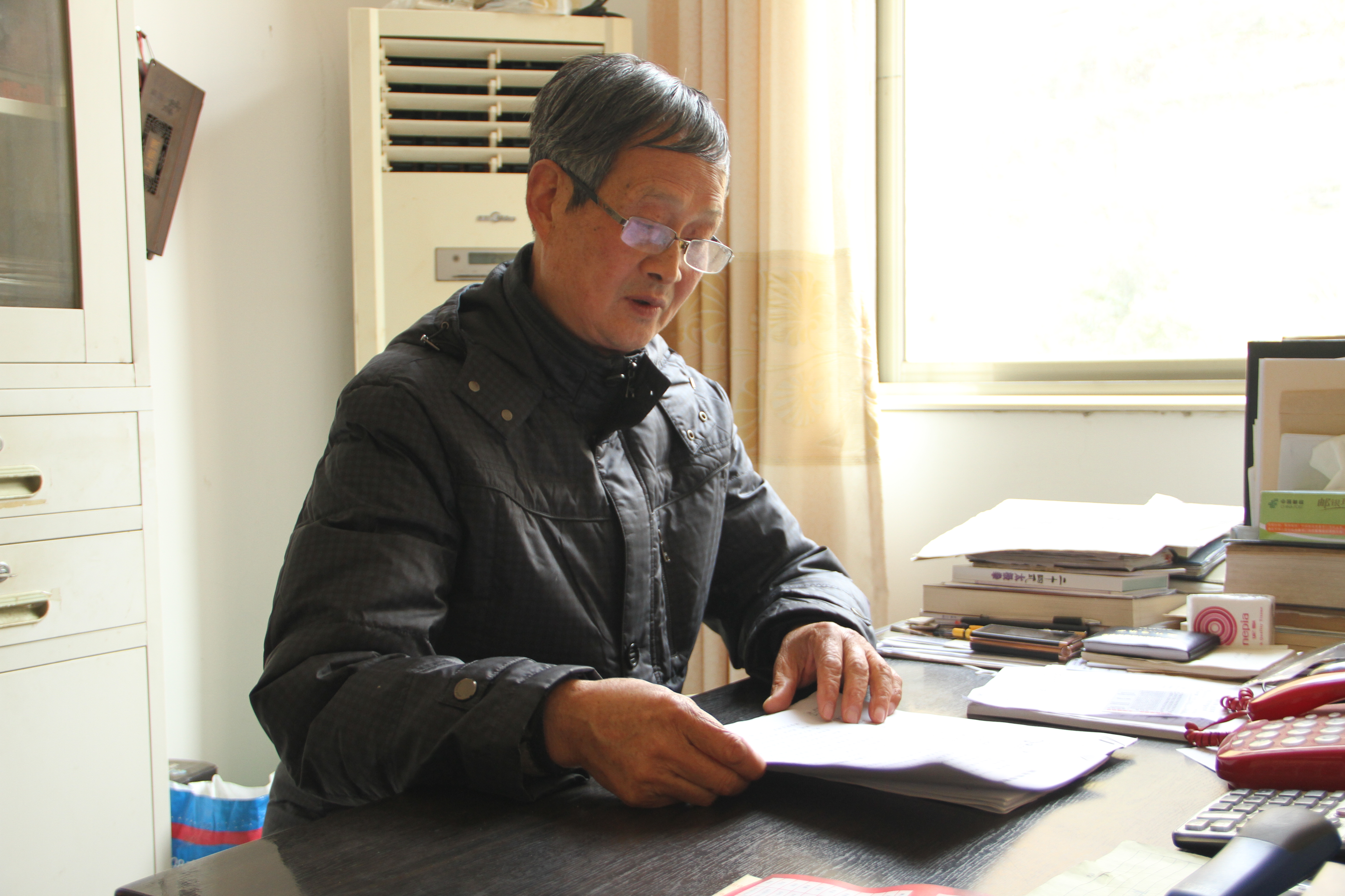 周村源雖然退休了但仍保持學(xué)習(xí).jpg