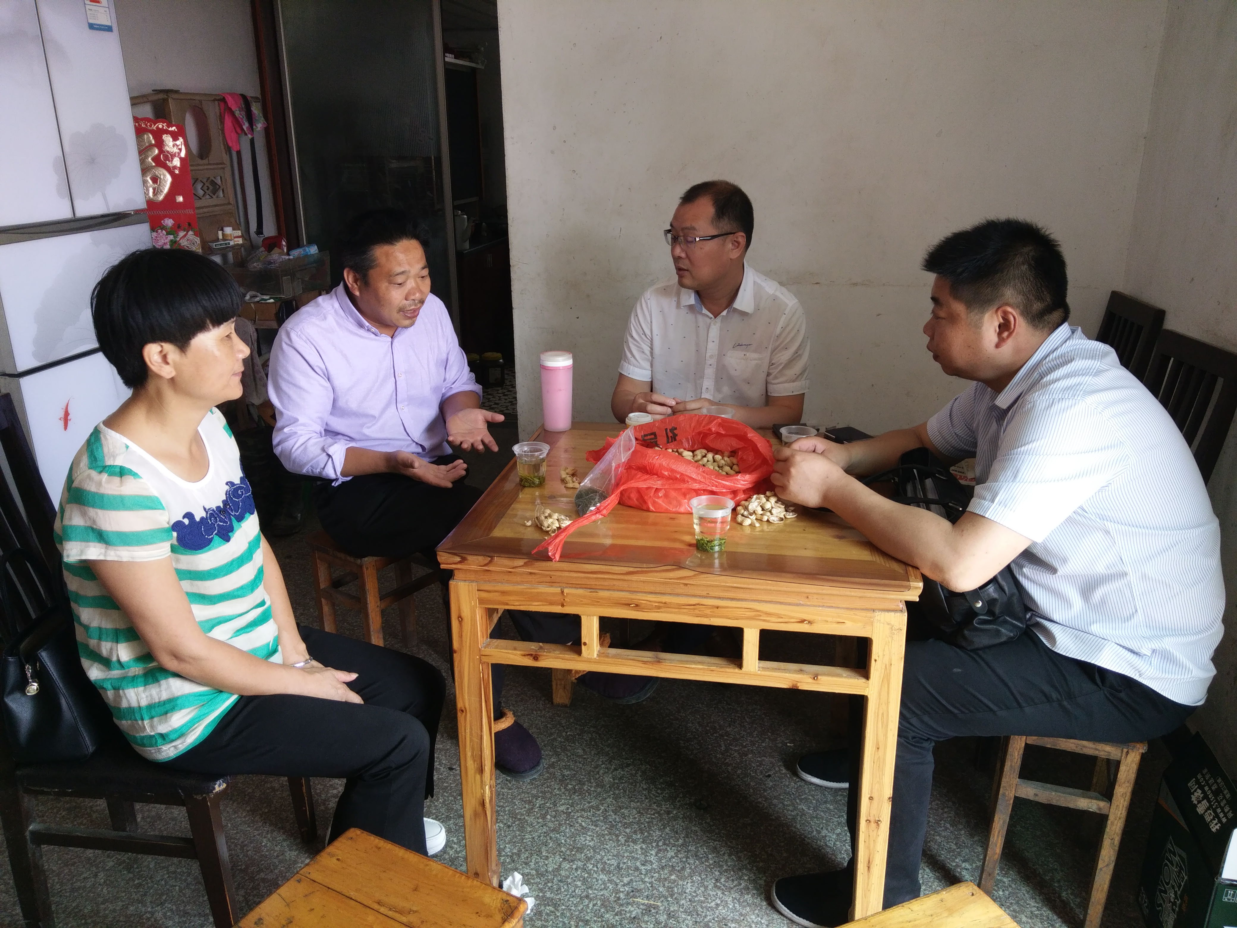 東華街道黨工委書記毛祥光、街道辦事處主任何有德走訪街路村原村委會主任洪來成。_看圖王.jpg