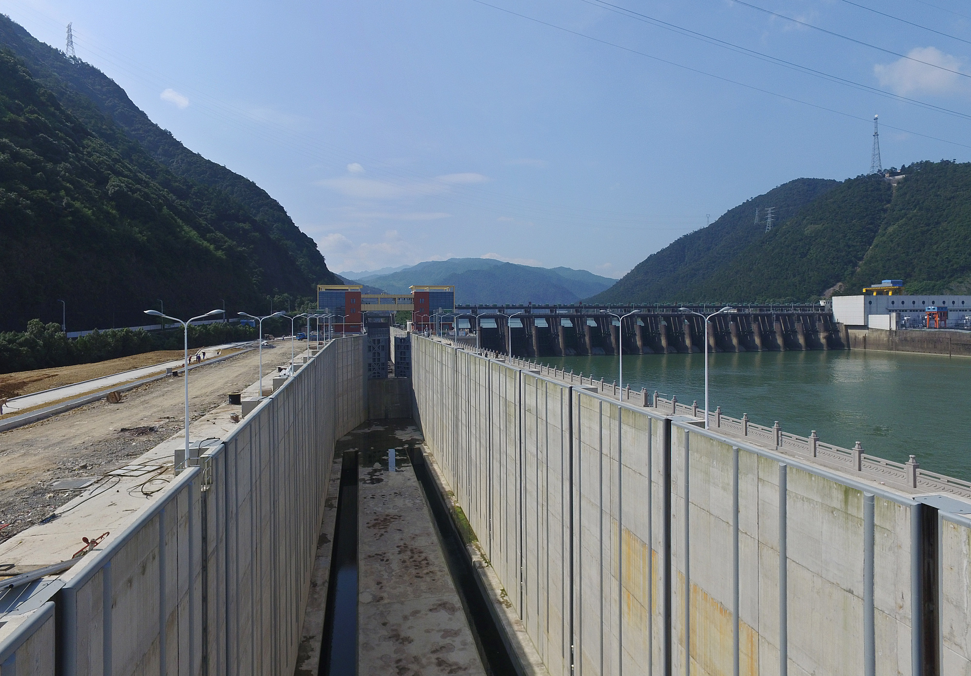 7月15日，桐廬富春江船閘擴(kuò)建改造工程工地，新建船閘閘室開始充水。到目前，該工程已基本竣工，將于7月底之前試通航。項(xiàng)目建成后，通航船舶從原先的300噸級增至500噸級，雙向年貨運(yùn)通過能力從原先的100萬噸增至2500多萬噸，將徹底打通錢塘江中上游的航運(yùn)瓶頸。.jpg