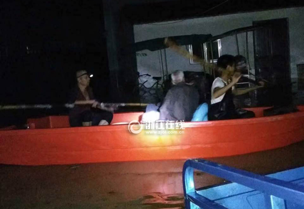 右邊劃船的就是李永樓.jpg