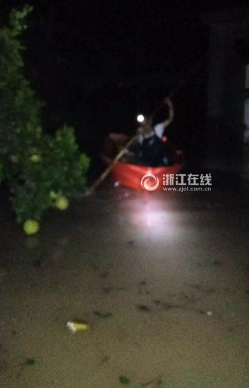遠遠的只能看到李永樓頭上礦燈射出的白光.jpg