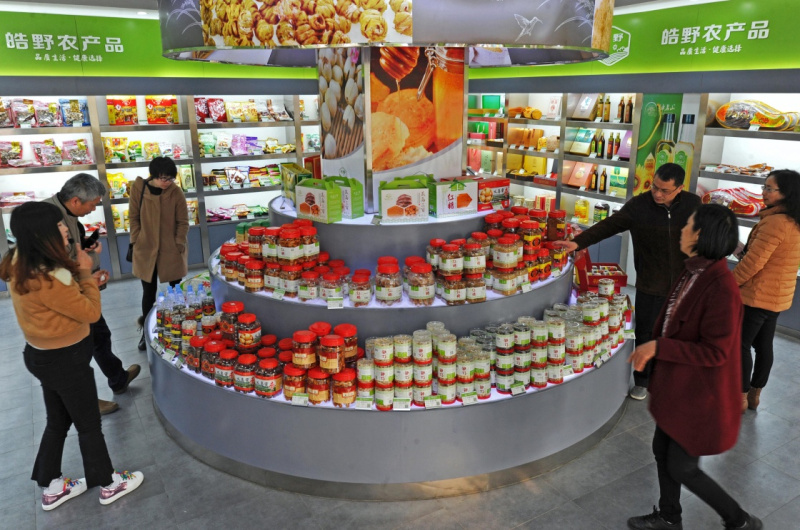 顧客在浙江省義烏市的一家綠色農(nóng)產(chǎn)品展示廳內(nèi)選購商品（2017年1月3日攝）。