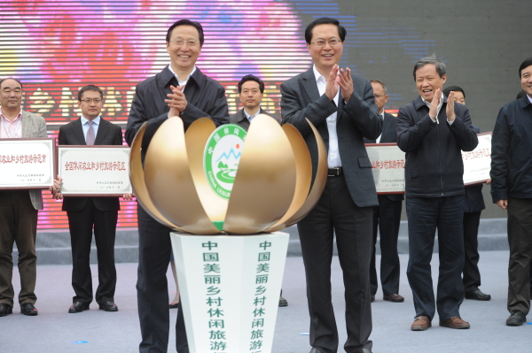 農(nóng)業(yè)部部長韓長賦，省委副書記、省長車俊啟動“中國美麗鄉(xiāng)村休閑旅游行”活動。  記者 吳元峰攝.jpg