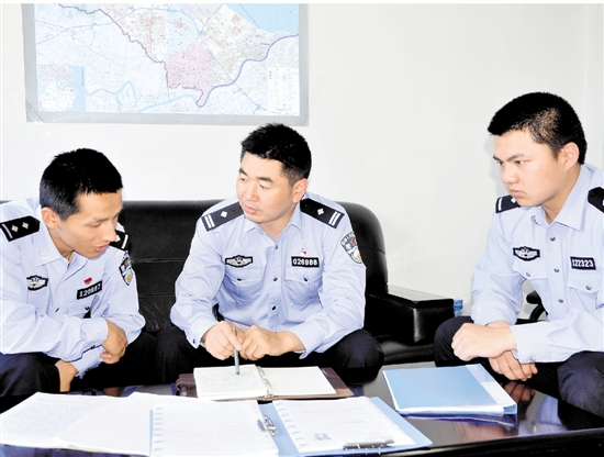吳克亮（中）在和同事辦理案件。.jpg