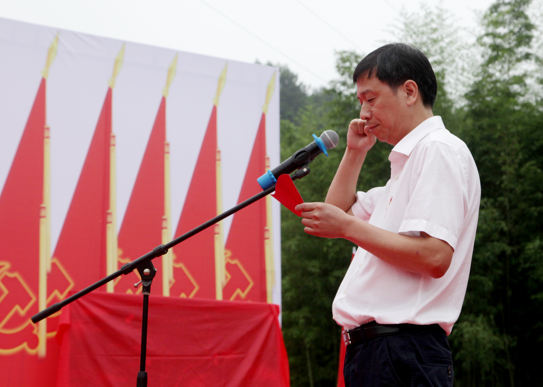 施書記在富源紅色愛國主義教育基地奠基儀式上領(lǐng)誓.JPG