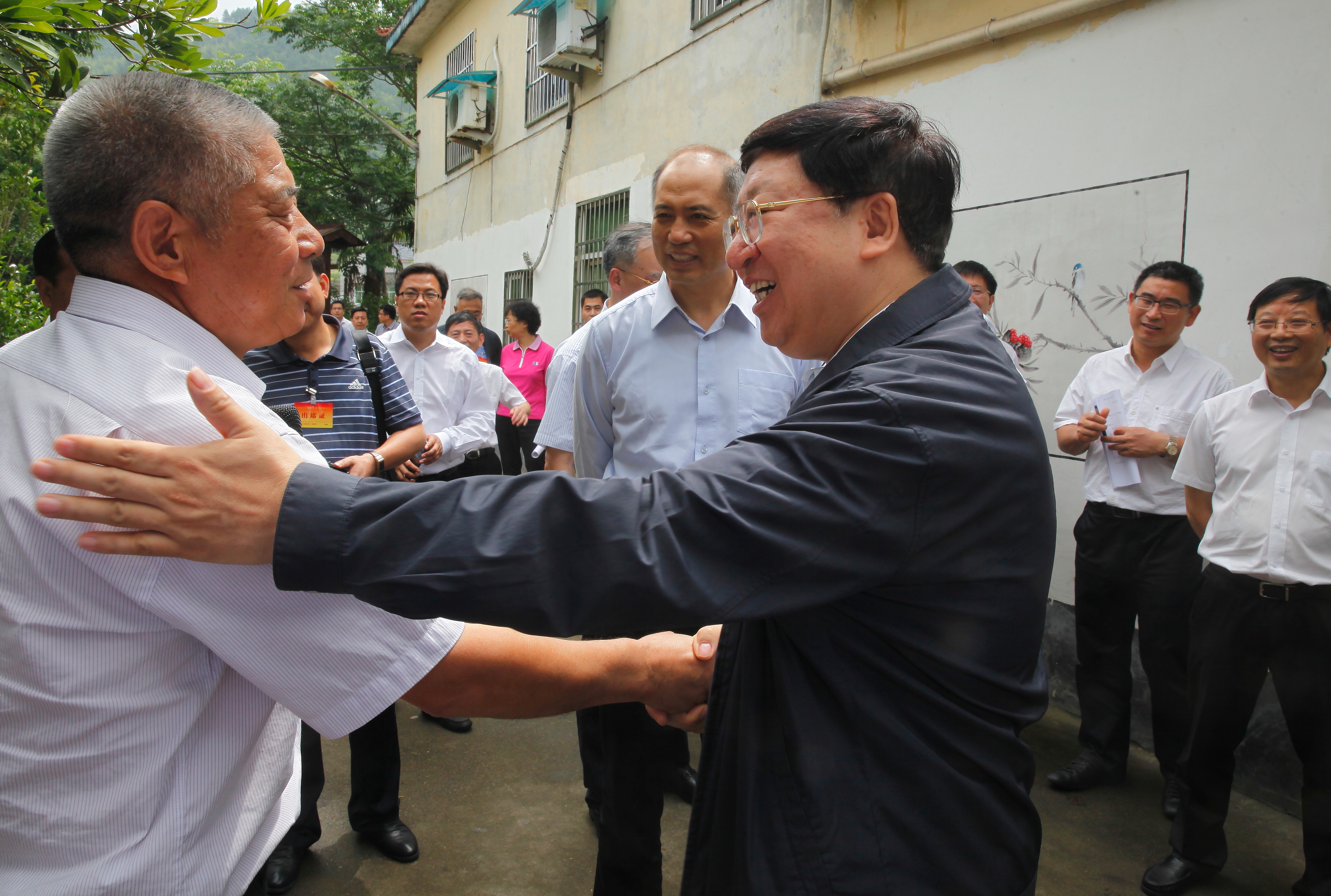 2015年,6月，時任中組部副部長陳向群考察龍游縣大街鄉(xiāng)賀田村與全國勞動模范、全國優(yōu)秀黨務(wù)工作者勞光榮親切交談.JPG