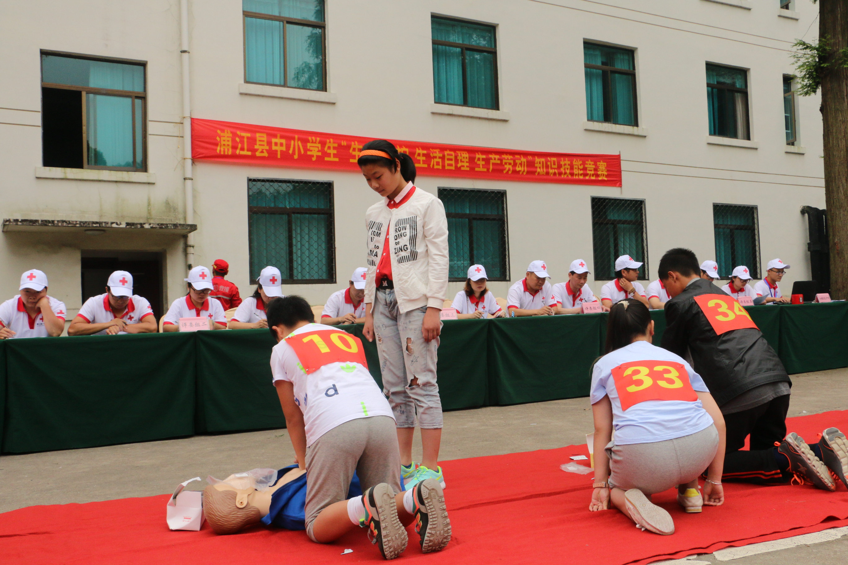 2016年6月5日，浦江縣首屆中小學(xué)生“生命自護(hù)、生活自理、生產(chǎn)勞動(dòng)”知識(shí)技能比武月活動(dòng)迎來高潮。這一天，60名分別來自浦江縣15個(gè)鄉(xiāng)鎮(zhèn)（街道）的中小學(xué)生代表整裝待發(fā)，體驗(yàn)了多種知識(shí)技能，其中既有心肺復(fù)蘇、消防滅火、火災(zāi)逃生、客房整理、種植蔬菜等專業(yè)操作要求較強(qiáng)的項(xiàng)目，也不乏縫紐扣、西紅柿炒蛋、制作餃子、實(shí)物辨別、串水晶珠等帶有生活氣息味道的內(nèi)容。.jpg