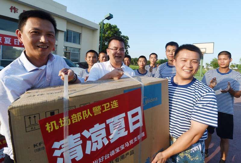 （清涼夏日）黨總支為部隊警衛(wèi)連、駕駛連送清涼活動.jpg