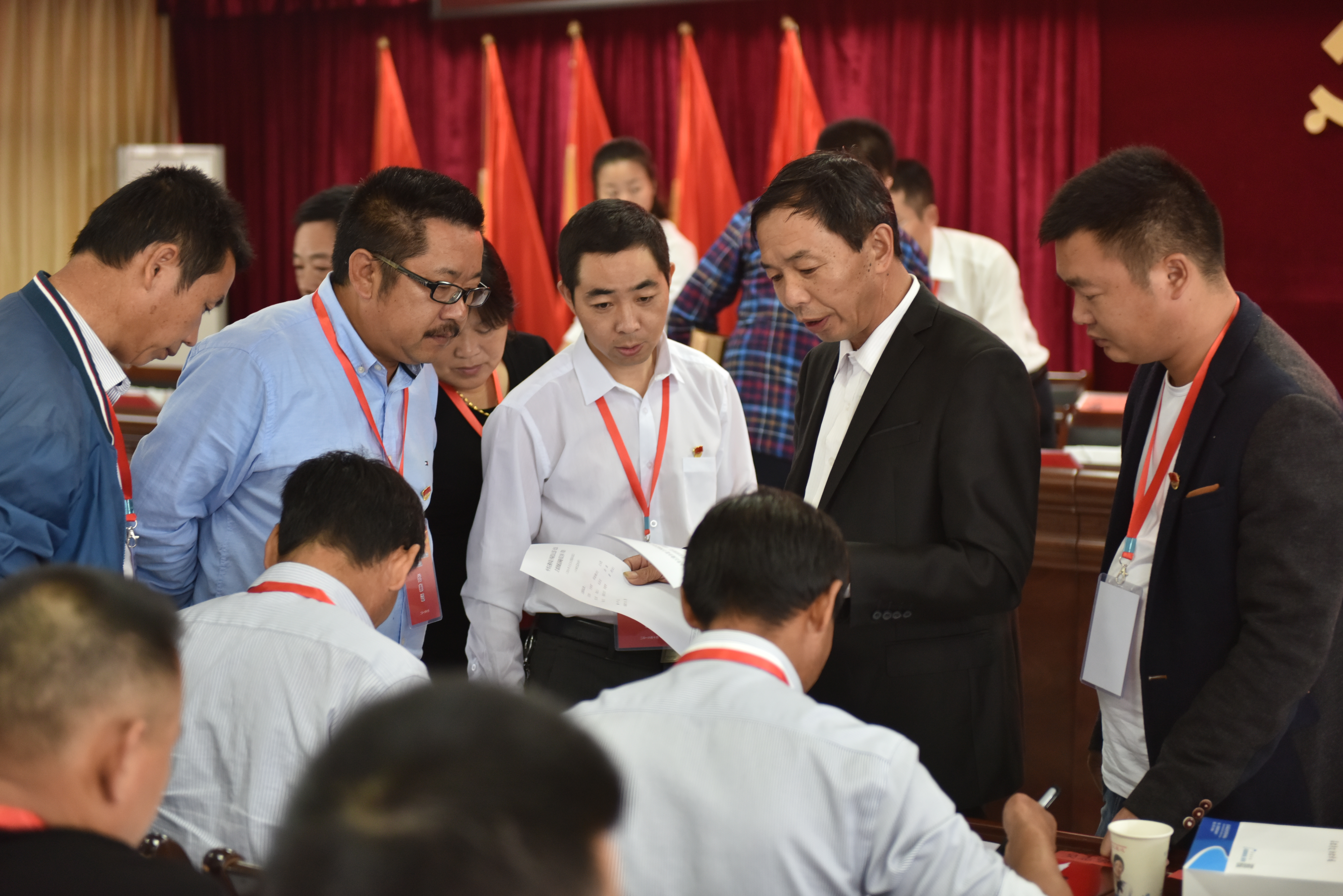 鄉(xiāng)鎮(zhèn)黨代表在分小組討論.JPG