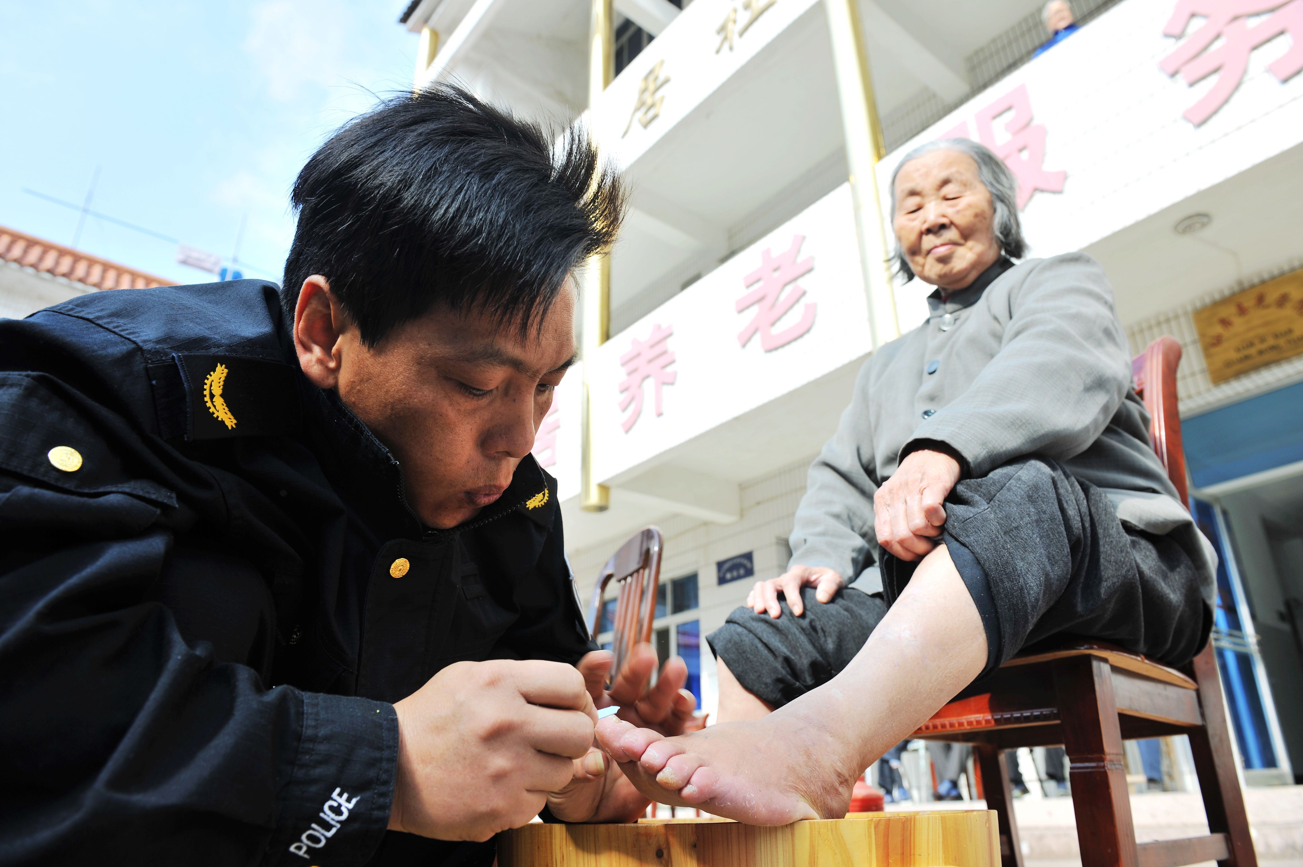 縣公路局雷鋒大隊志愿者正在給福利院的老人修剪指甲.jpg