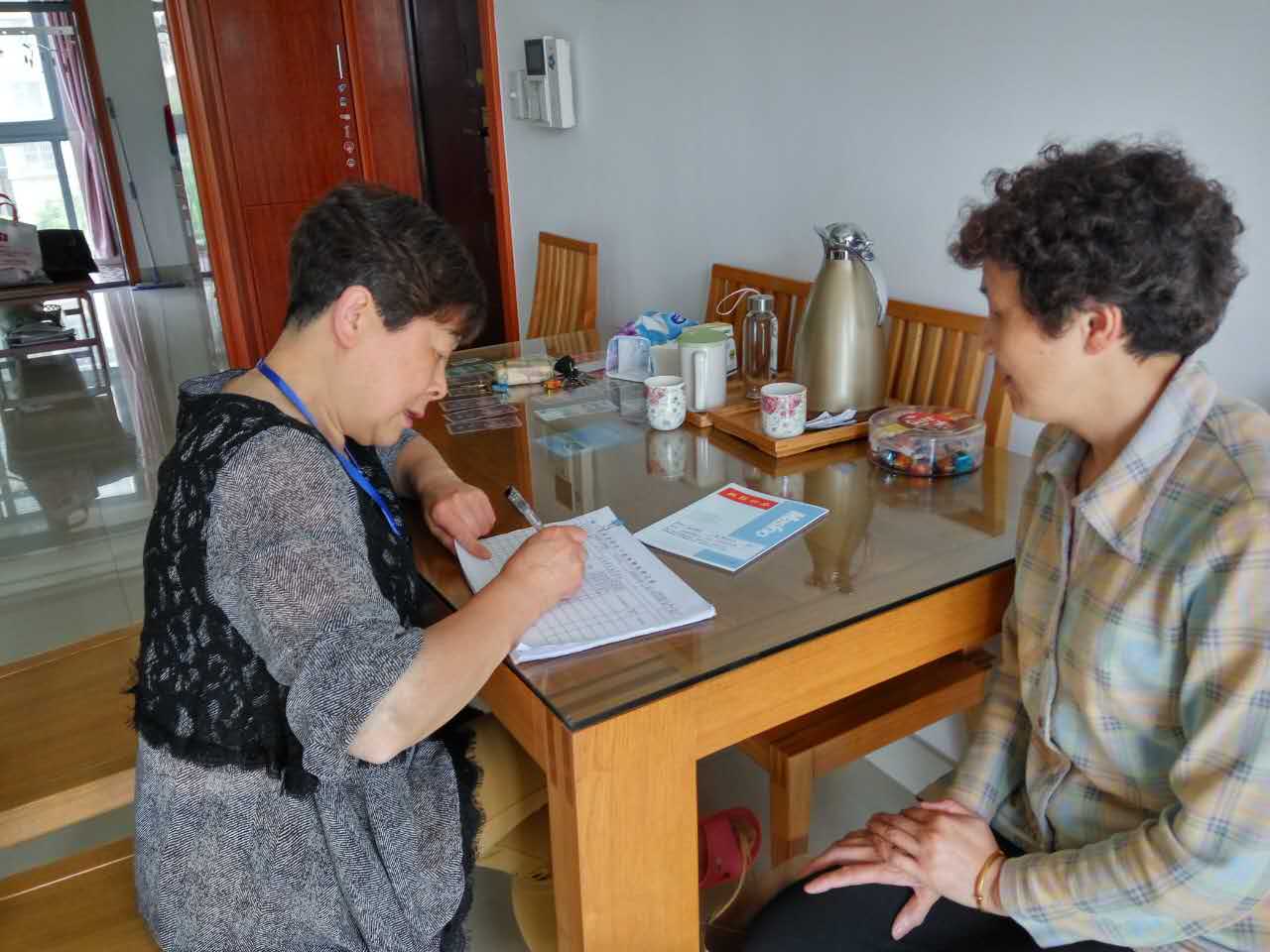 南門社區(qū)黨員樓道長(zhǎng)周羅以上門了解居民基本情況和服務(wù)需求.jpg