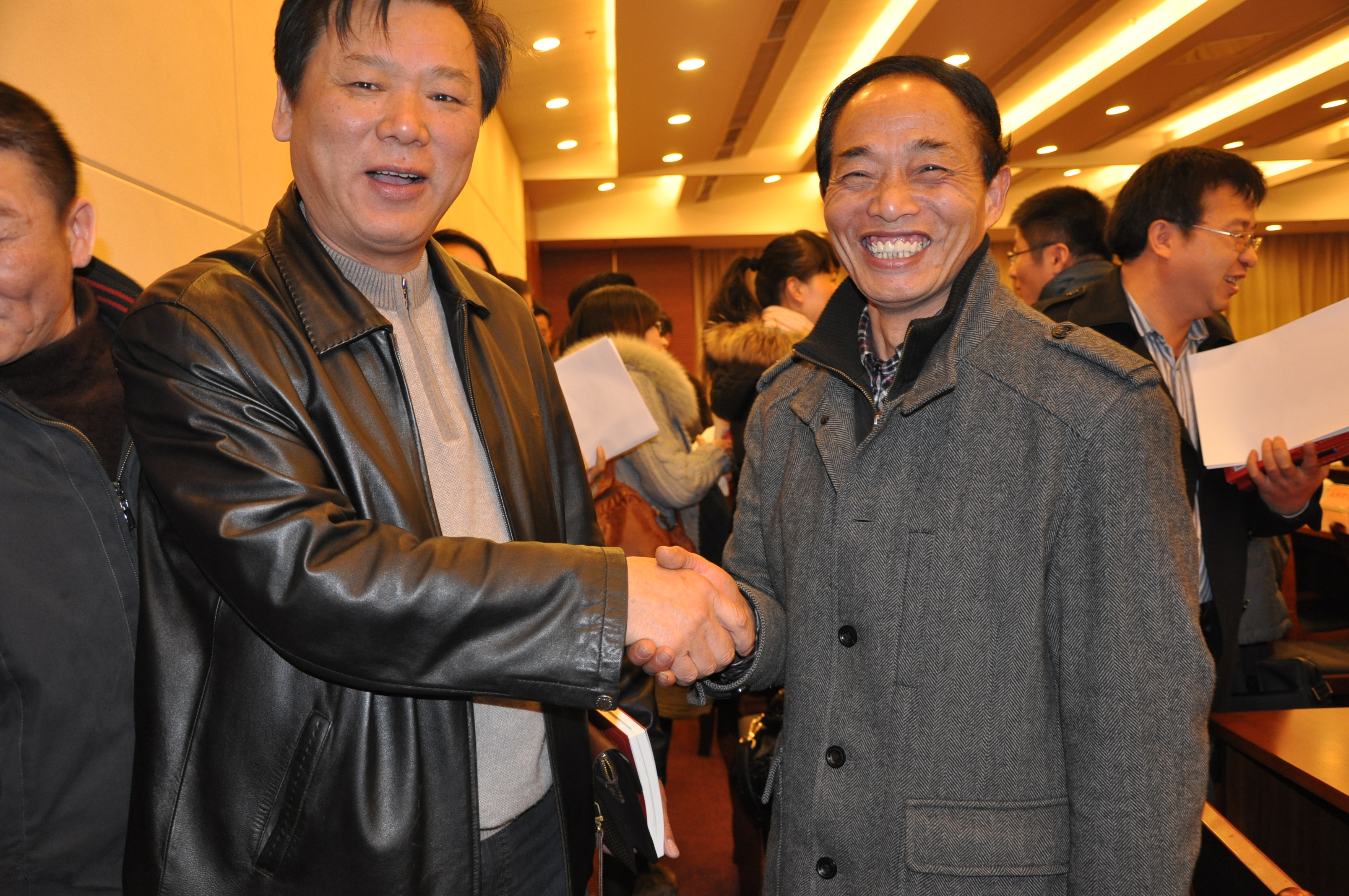 3.派駐“黨務(wù)紅領(lǐng)”與兩新組織黨組織負(fù)責(zé)人對(duì)接.jpg