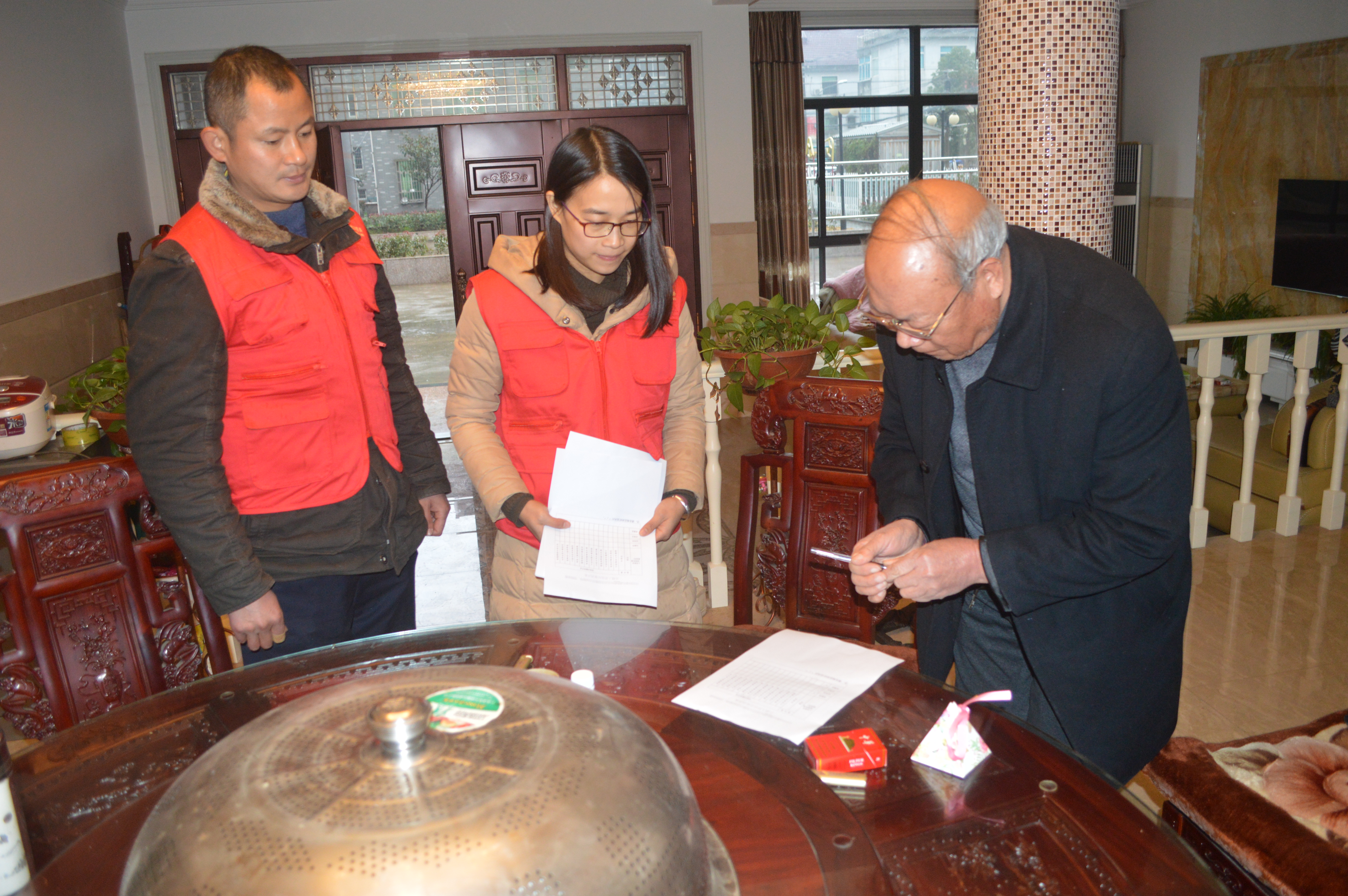 黨員志愿者到老黨員家開展信任度測評(píng)3.jpg
