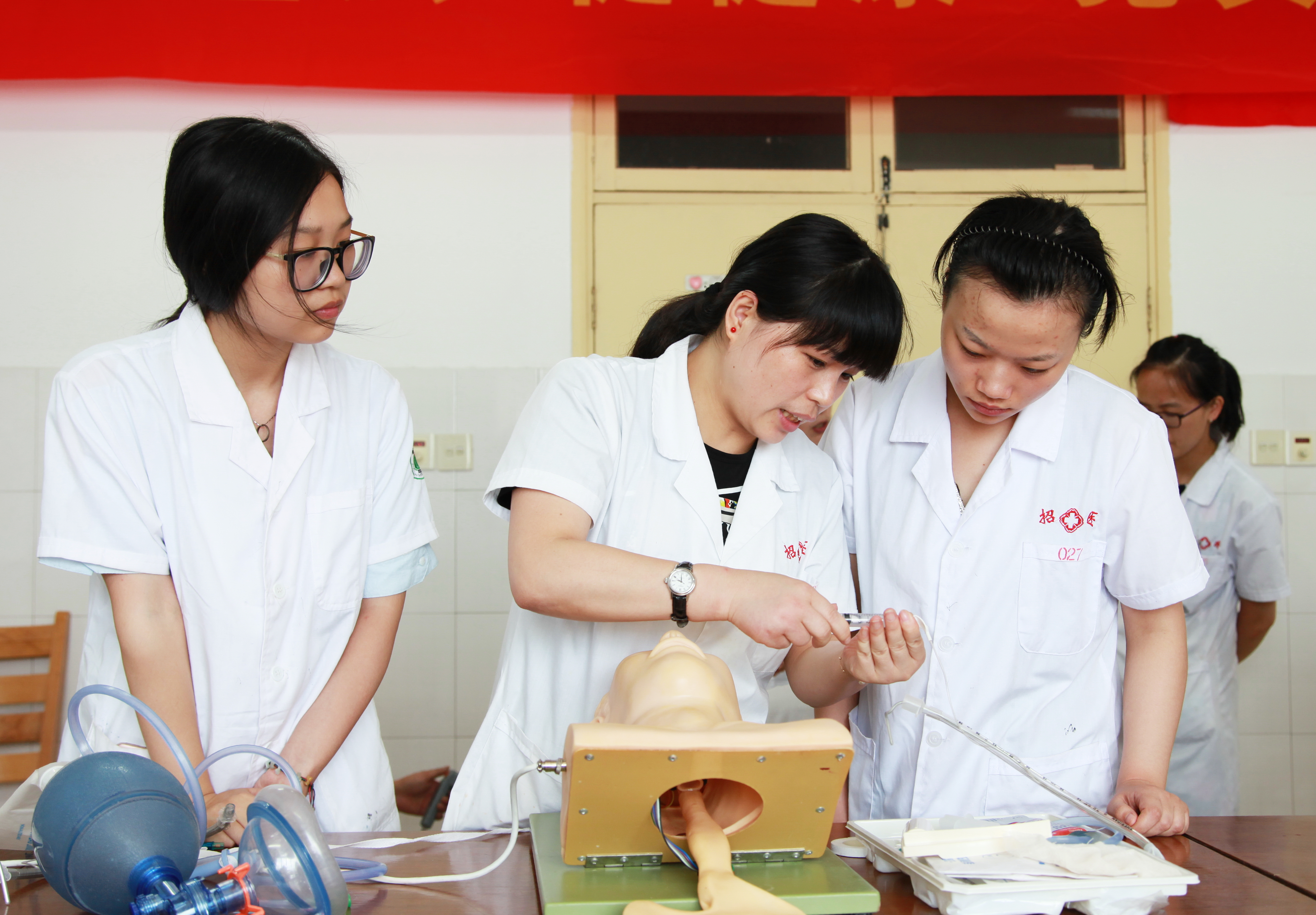鄭松婭（中）在招賢衛(wèi)生院指導(dǎo)氣管插管技術(shù)。.jpg