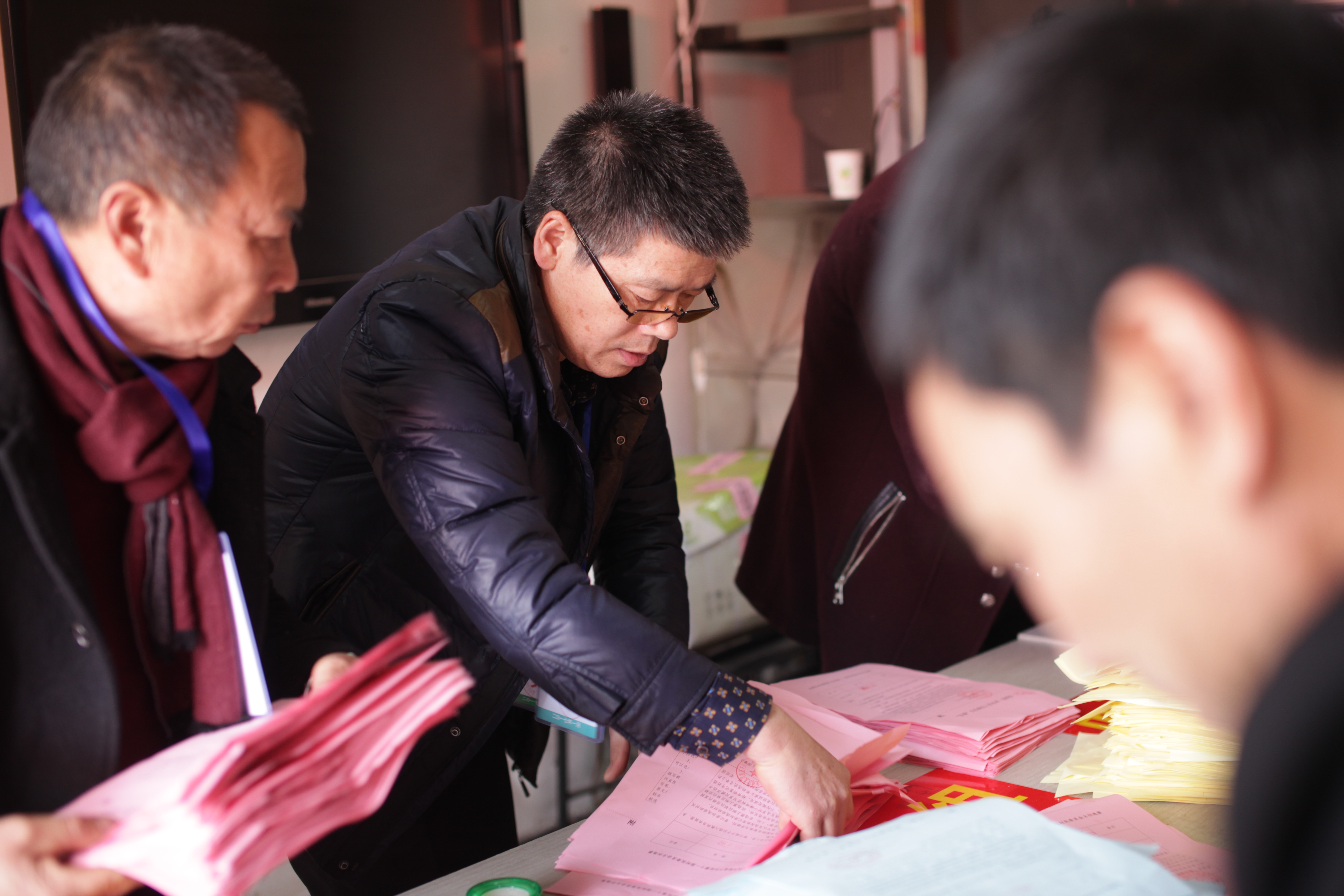 工作人員清點(diǎn)選票.JPG
