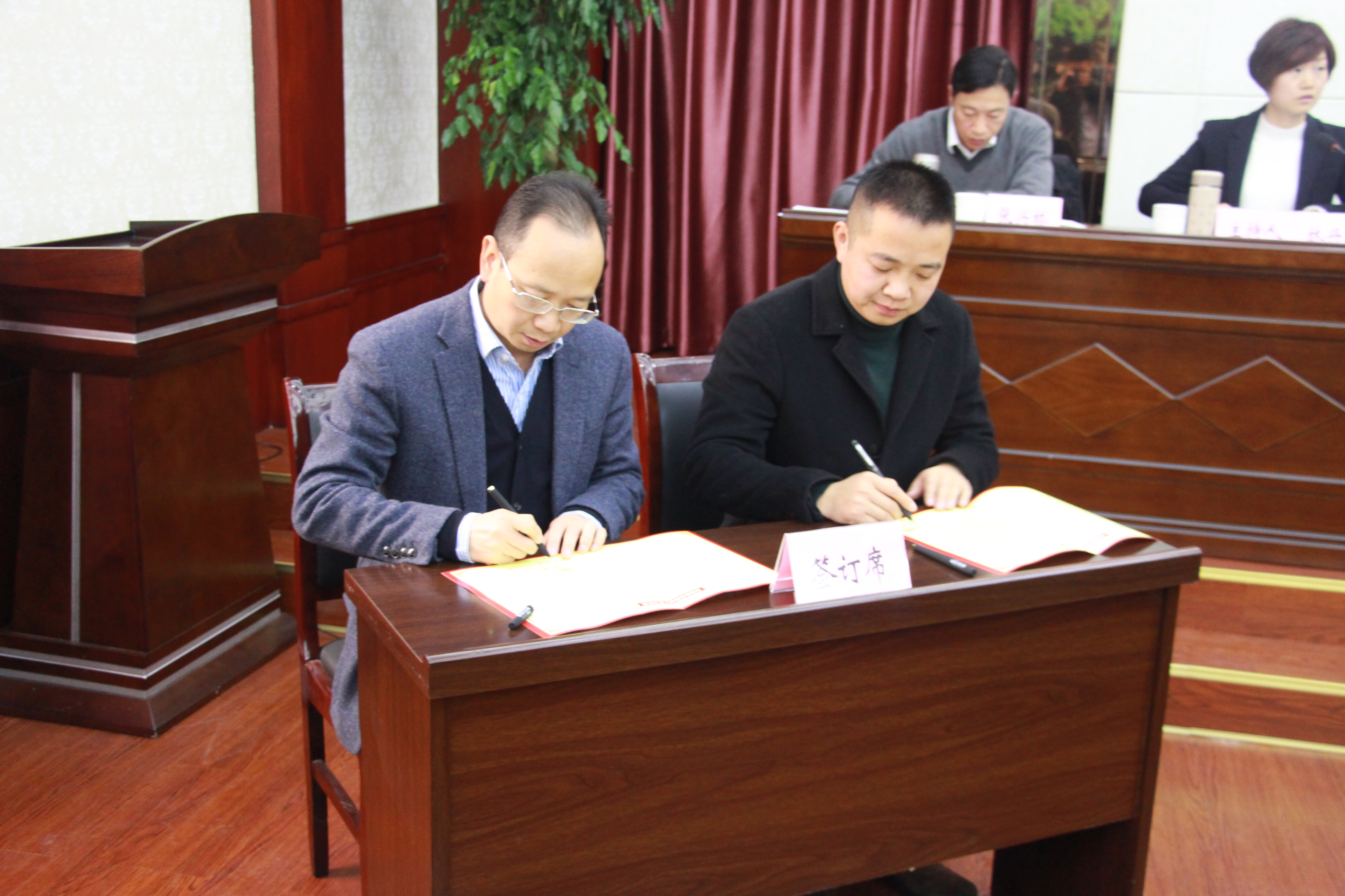 縣委書記董旭斌代表縣委與各鄉(xiāng)鎮(zhèn)簽訂村級組織換屆工作責任狀1.JPG