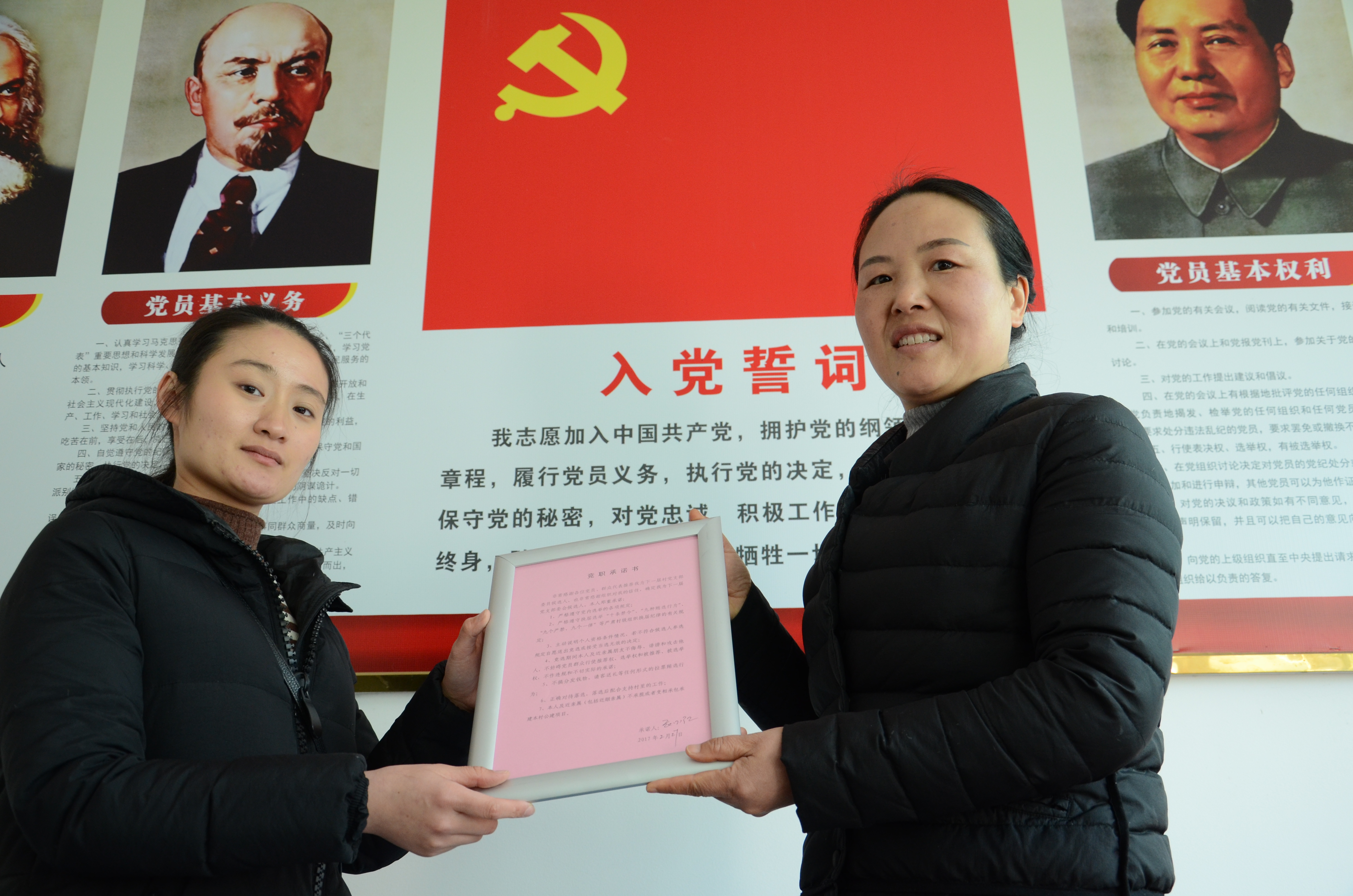 DSC_百丈漈鎮(zhèn)黨委給新任村黨支部干部贈送辭職承諾書 (1).JPG
