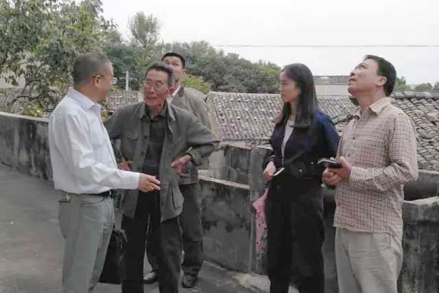 聯(lián)村第一書記和駐村干部深入走訪黨員群眾.jpg