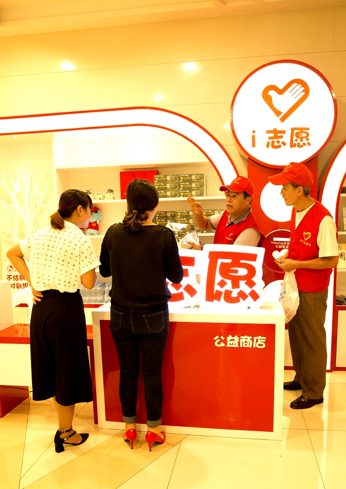海寧i志愿公益商店在解答市民咨詢。來源：團(tuán)市委.jpg