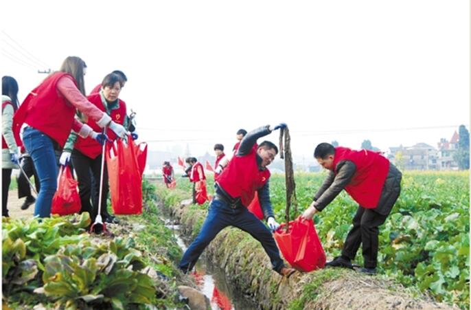 壽昌鎮(zhèn)，清理溝渠的志愿者在行動(dòng)。寧文武 攝.jpg