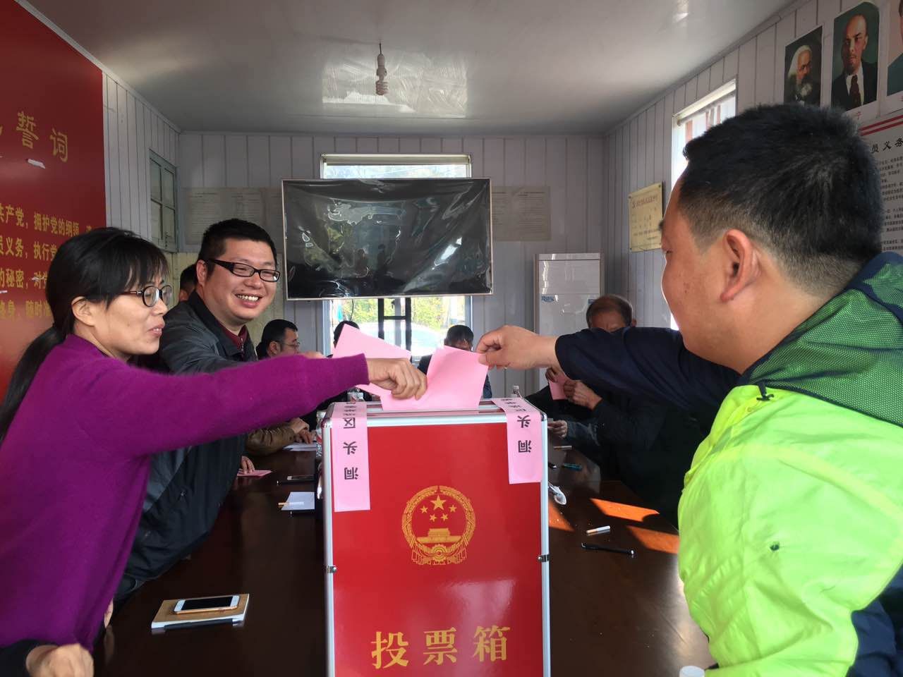 “第一書記”鄭忠霆積極參與支部換屆選舉活動.jpg