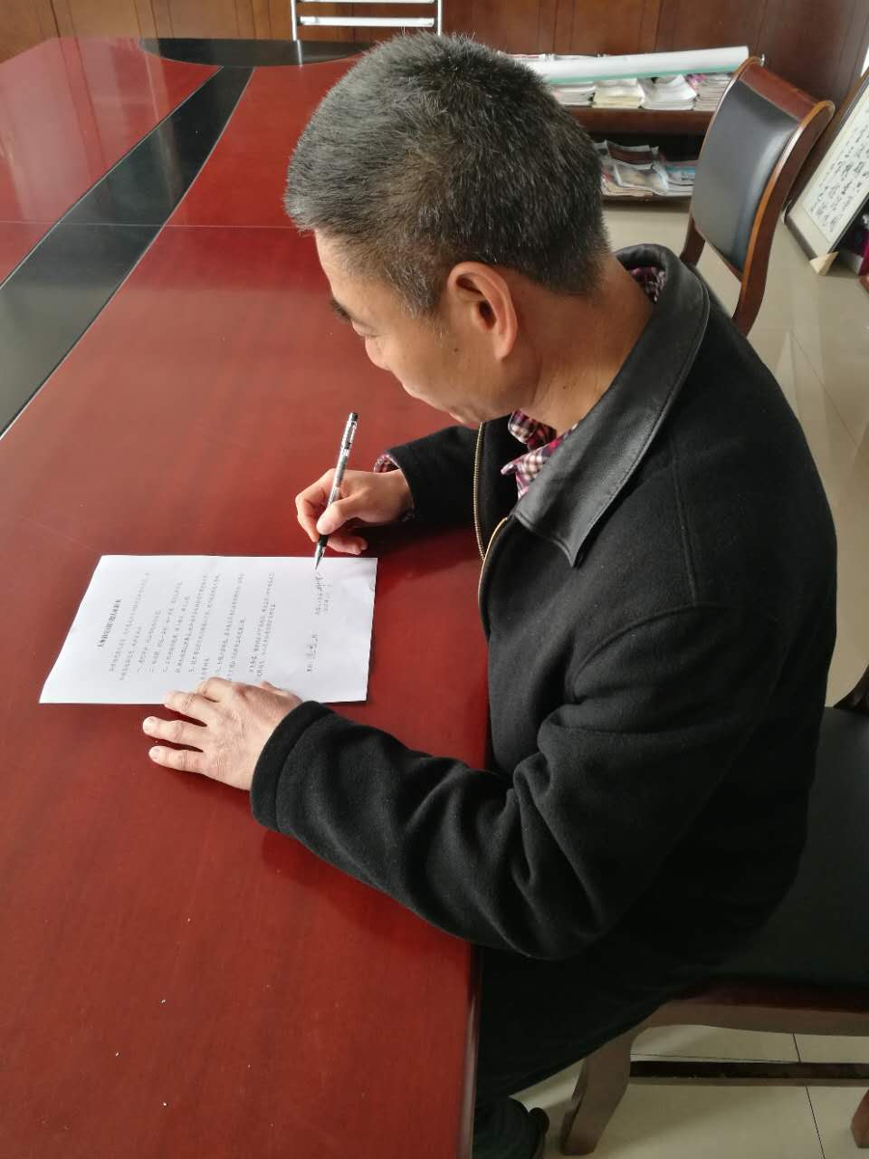 黨員簽訂《護(hù)選承諾書(shū)》2.JPG