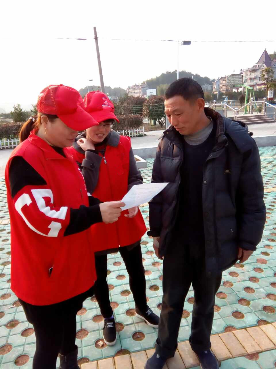 護(hù)選隊(duì)隊(duì)員為選民講解換屆紀(jì)律要求.jpg