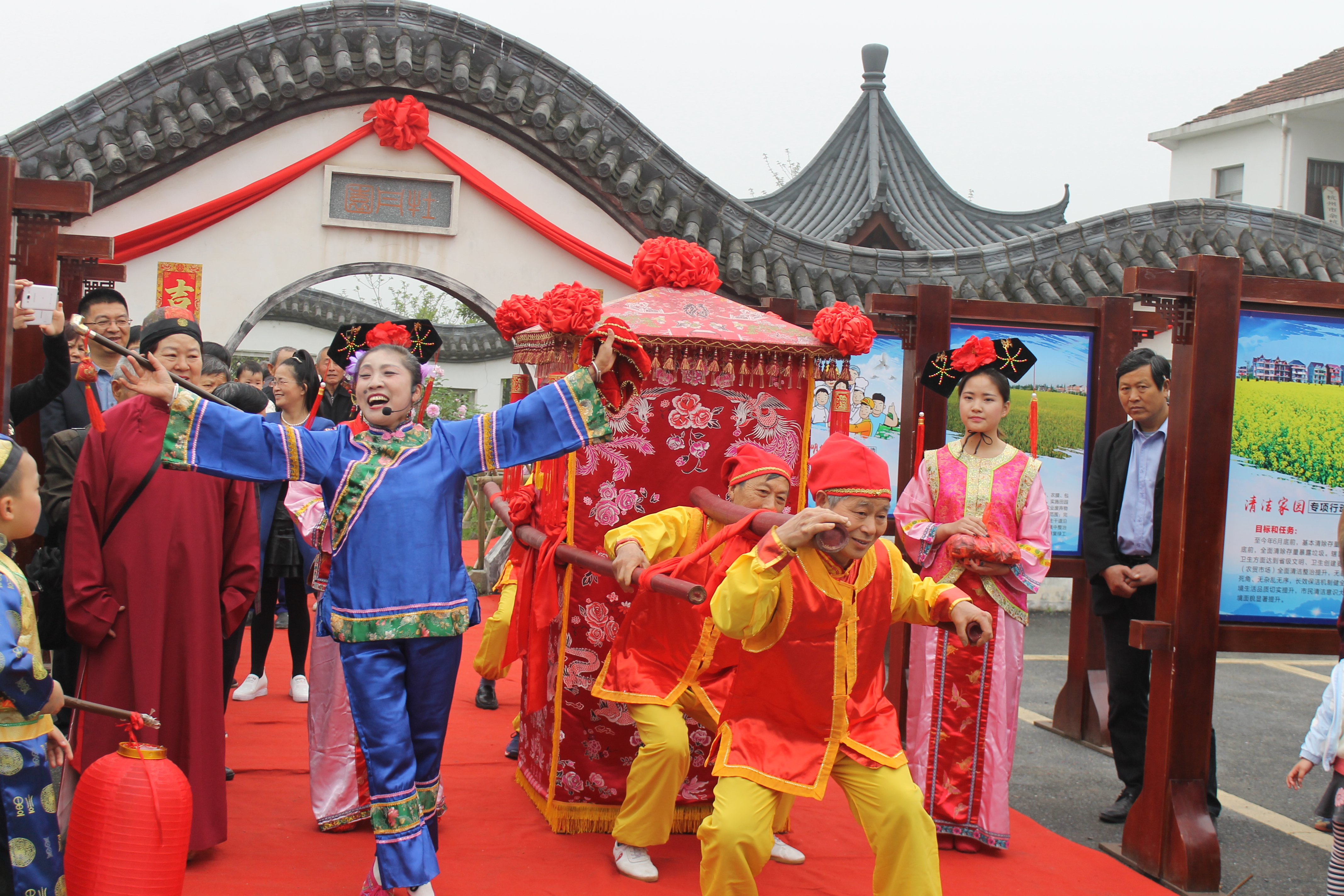 余杭區(qū)仁和街道普寧村文化禮堂展示中華傳統(tǒng)婚禮儀式.JPG