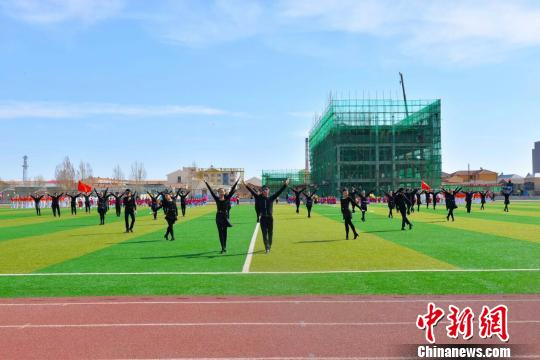 圖為中蒙兩國民眾舉行健身活動?！√A俊 攝